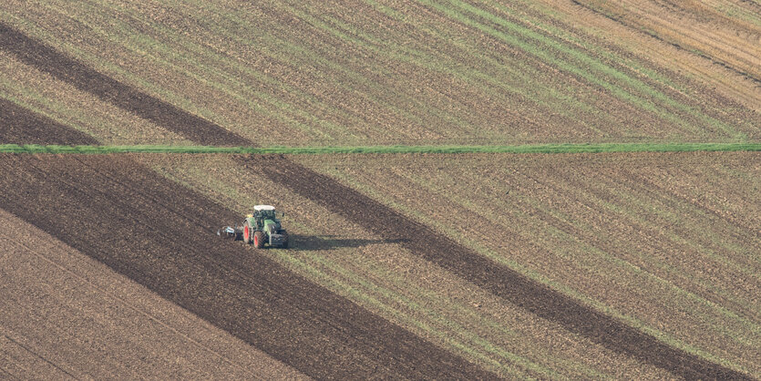 ein Traktor auf einem Feld