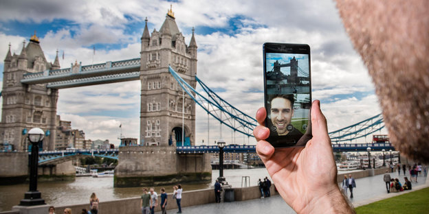 Brücke, Smartphone und Gesicht