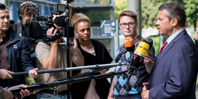 Sigmar Gabriel vor Journalisten