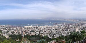 Von einem Berg aus sieht man Haifa und das Mittelmer