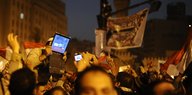 Protestierende auf den Tahir-Platz in Kairo halten einen Laptop in die Höhe