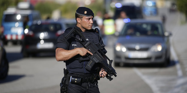 Ein bewaffneter Polizist auf einer Straße