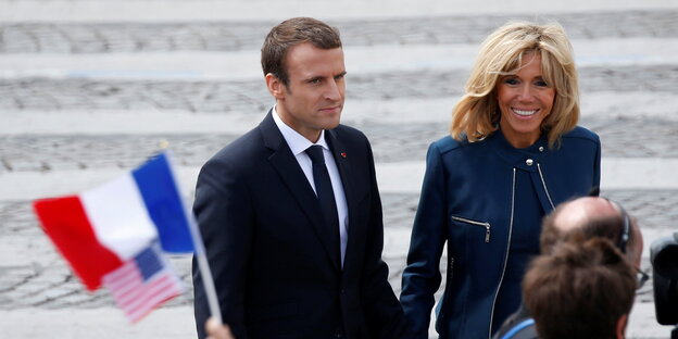 Emmanuel und Brigitte Macron halten Händchen