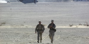 Zwei US-Soldaten in der afghanischen Wüste