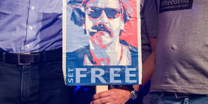 Ein Schild mit der Aufschrift „Free“ und einem Bild des inhaftierten Journalisten Deniz Yücel