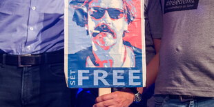 Ein Schild mit der Aufschrift „Free“ und einem Bild des inhaftierten Journalisten Deniz Yücel