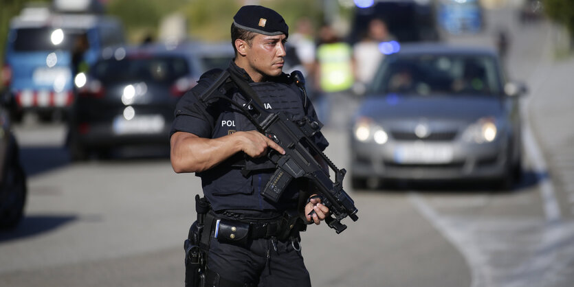 ein Polizist mit Maschinenpistole