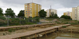 Holzwege führen über Fundamente auf einer Ausgrabungsstätte