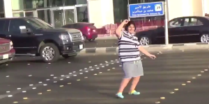 ein Junge tanzt auf einer Straßenkreuzung