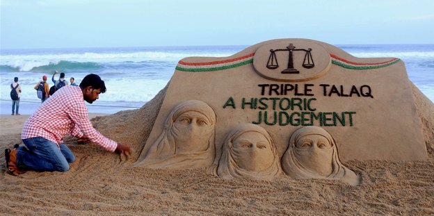 Ein Kunstwerk aus Sand erinnert an das Urteil des Gerichts zu Scheidungen