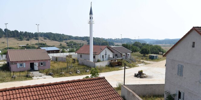 Ein Dorf mit Minarett