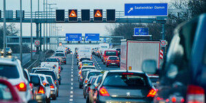 Autos stehen am 10.02.2014 in Berlin auf der Autobahn 100 im Stau