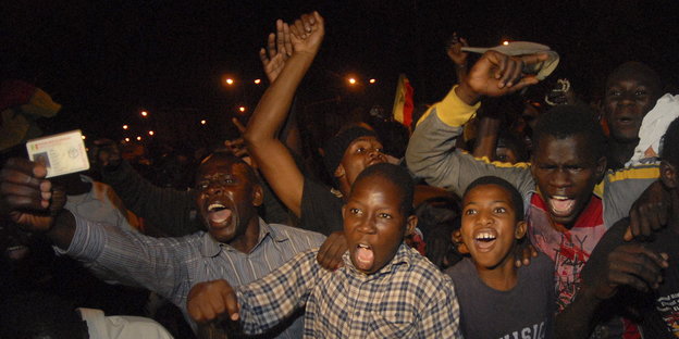 Unterstützer von Macky Sall feiern dessen Wahlsieg in Dakar.