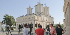 Journalisten warteten vergangene Woche vor der Patriarchen-Kathedrale in Bukarest