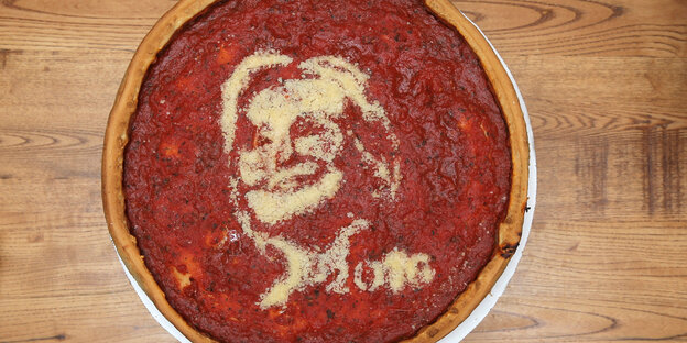 Das Gesicht von Hillary Clinton aus Käse auf einer Pizza