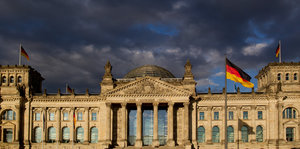 Der Reichstag, darüber dunkle Wolken