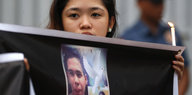 Demonstrantin mit Foto des jüngsten Opfers Kian Loyd Delos Santos