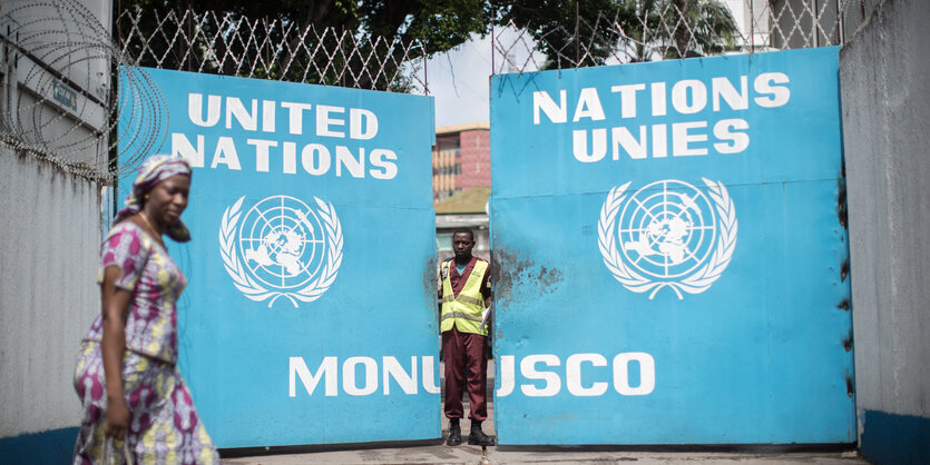 Ein hellblaues Tor mit der Aufschrift MONUSCO öffnet sich