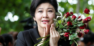 Eine Frau mit einem Strauß Rosen
