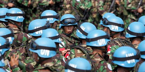Viele Soldatet mit blauen Helmen