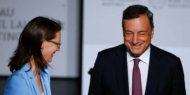 Mario Draghi lächelt, neben ihm Bettina Bernadotte auch