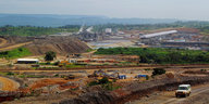 Blick über einen Tagebau und Industrieanlagen