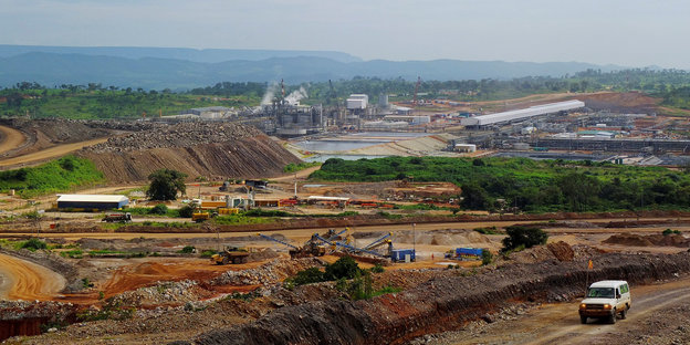 Blick über einen Tagebau und Industrieanlagen