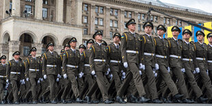 Soldaten marschieren in Formation