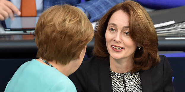 Katarina Barley spricht im Bundestag mit Angela Merkel