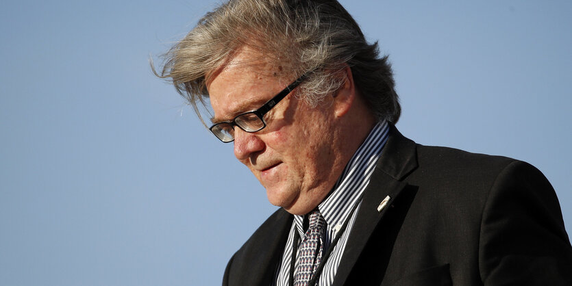 Ein Mann mit vom Wind zerzausten Haaren. Es ist Stephen Bannon