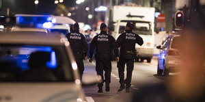 Polizisten patrouillieren am 25.08.2017 in Brüssel (Belgien) in der Straße, in der ein Mann zwei Soldaten mit einem Messer verletzt hatte.