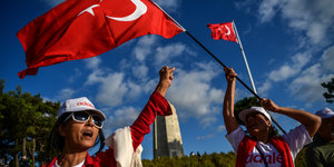 Zwei Frauen schwenken eine Türkeiflagge