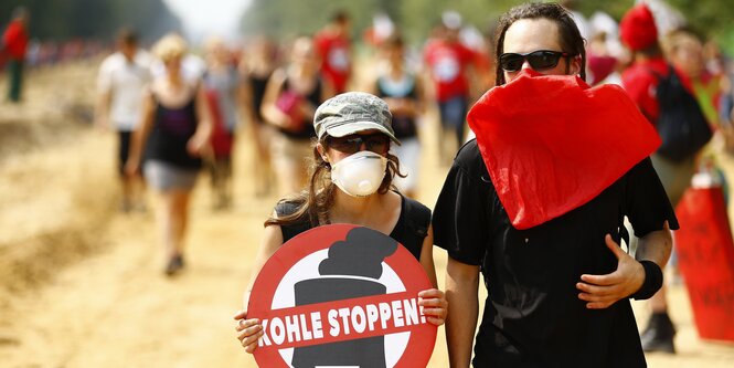 Protestierende mit Schildern