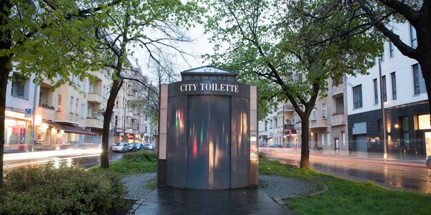 Blick auf eine Citytoilette am 12.04.2017 in Berlin. Der Senat sucht einen neuen Betreiber für Berlins öffentliche Toiletten.