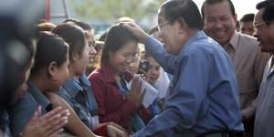Hun Sen umringt von Menschen