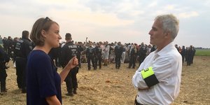 Polizeipräsident Dirk Weinsbach steht der Sprecherin von Ende Gelände, Insa Vries, gegenüber