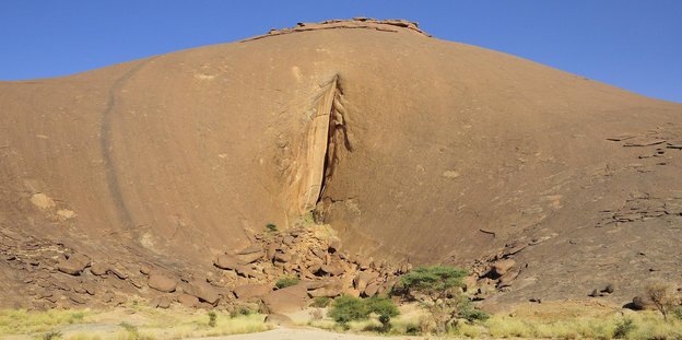 Ein Felsen in einer Wüste