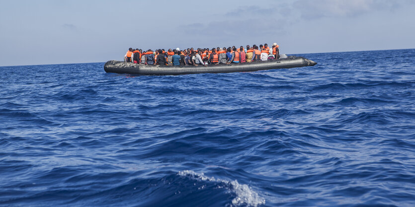 Ein Schlauchboot auf offenem Meer