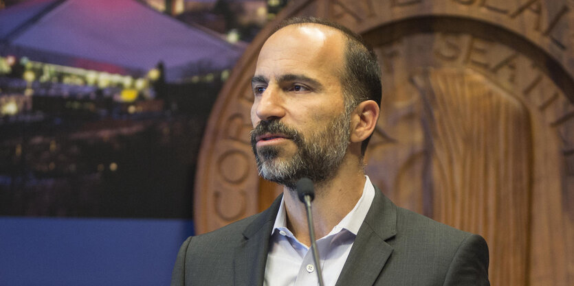 Dara Khosrowshahi hinter einem Mikrofon