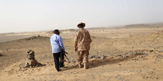 zwei Männer in der Wüste