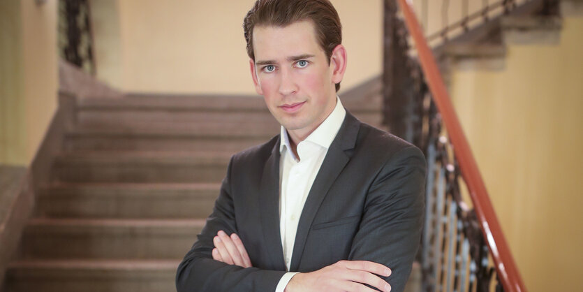 ÖVP-Chef Sebastian Kurz posiert vor einer Treppe.