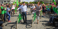 Cem Özdemir und Katrin Göring-Eckardt schieben grüne Fahrräder