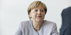 Angela Merkel vor hellem Hintergrund