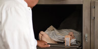 Ein Arzt schließt im Delmenhorster Josef-Hospital eine Kühlkammer mit einer Leiche