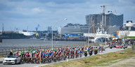 Bei den Cyclassics fahren Radfahrer durch die Hafencity.