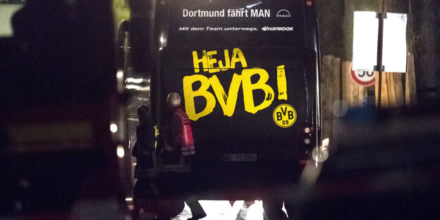 Mannschaftsbus des BVB-Teams von hinten fotografiert