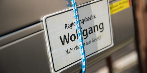 Ein Schild mit der Aufschrift "Regierungsbezirk Woflgang – Mein Wort ist hier Gesetz"