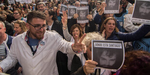 Unterstützer von Santiago Maldonado halten bei einer Kundgebung in Buenos Aires sein Bild in den Händen