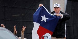 Donald Trump schwenkt die Flagge von Texas