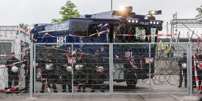 Polizisten, Stacheldraht und ein wasserwerfer